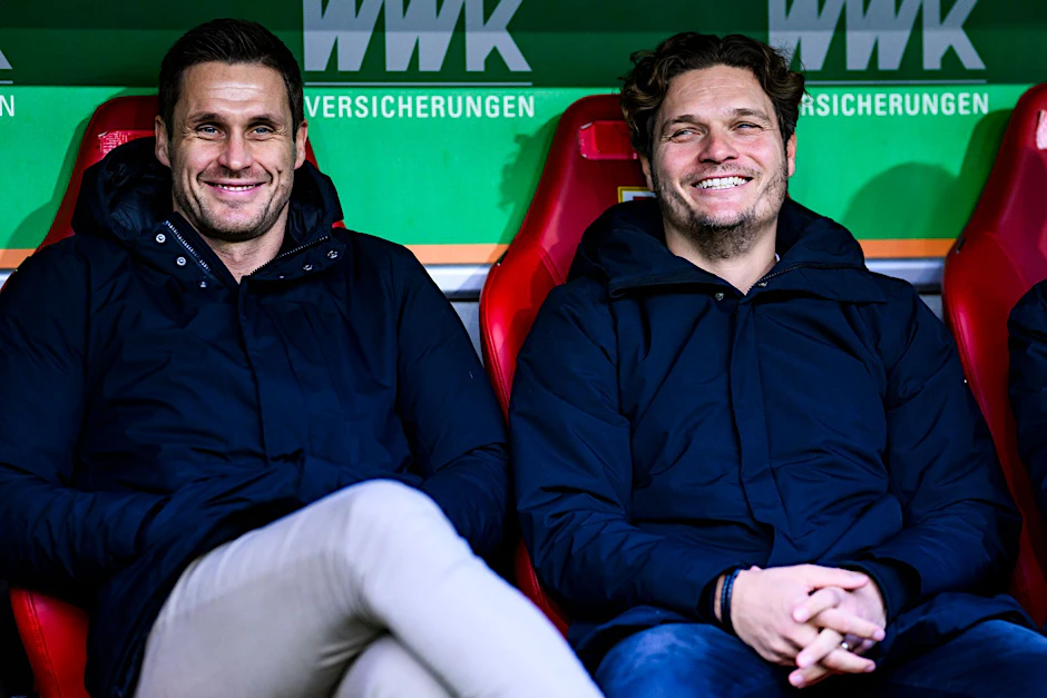 ARCHIV - BVB-Sportdirektor Sebastian Kehl (l) und Trainer Edin Terzic hoffen auf einen erfolgreichen Start ins neue Jahr.  