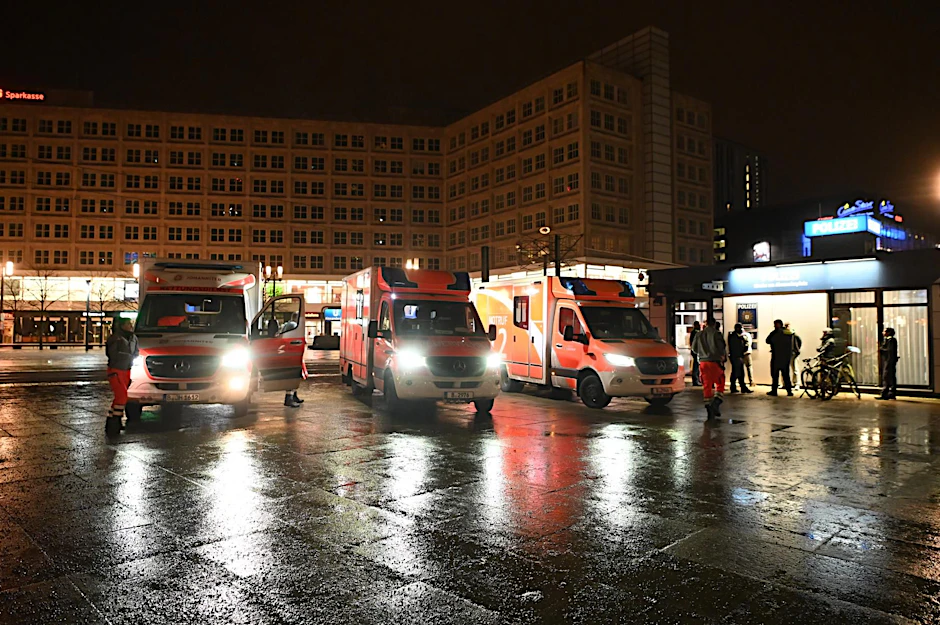 Rettungskräfte im Einsatz auf dem Alexanderplatz in der Nacht zu Samstag