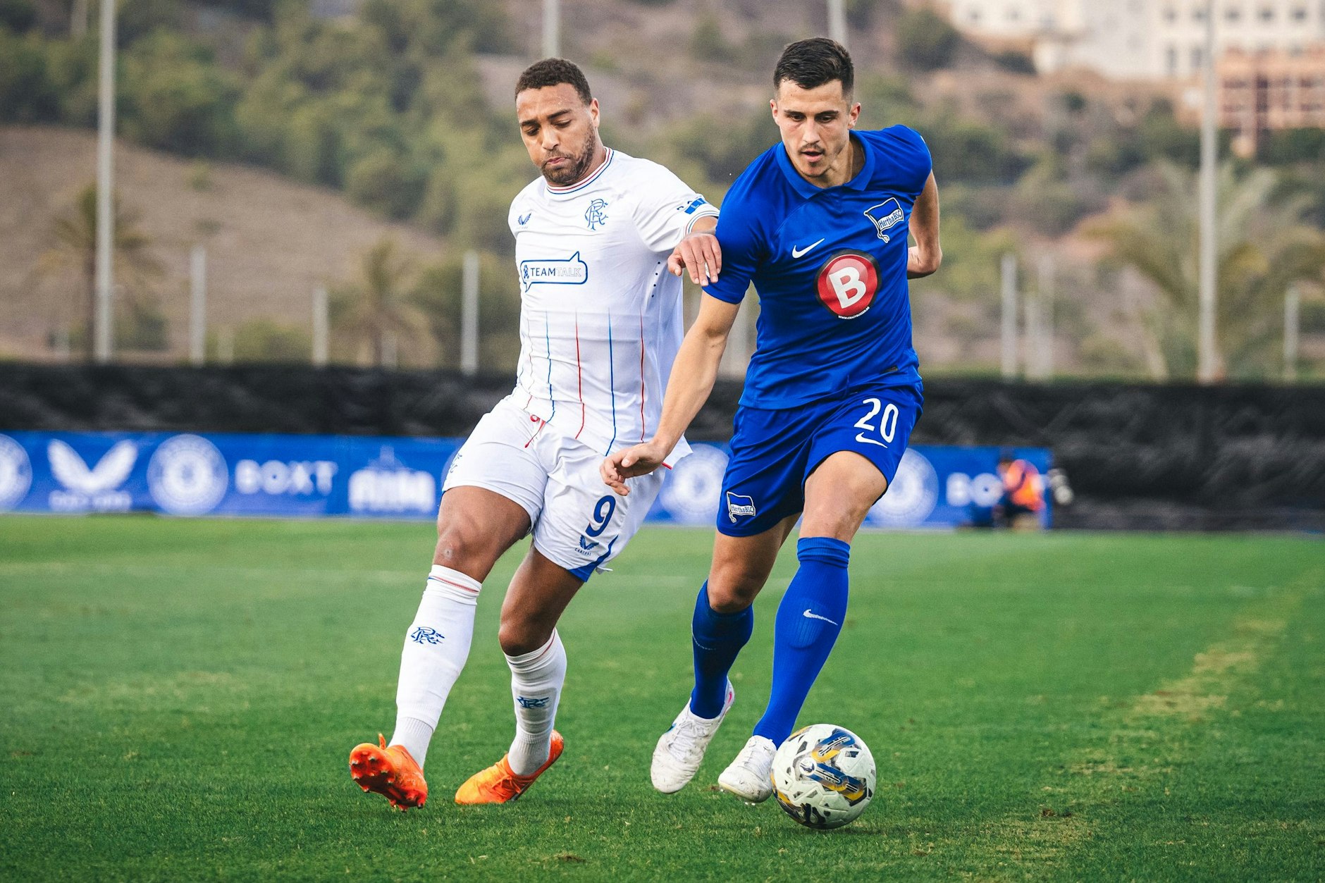 Herthas Marc Oliver Kempf (r.) hielt hinten die Abwehr dicht und köpfte vorne das 1:0 gegen Glasgow Rangers.