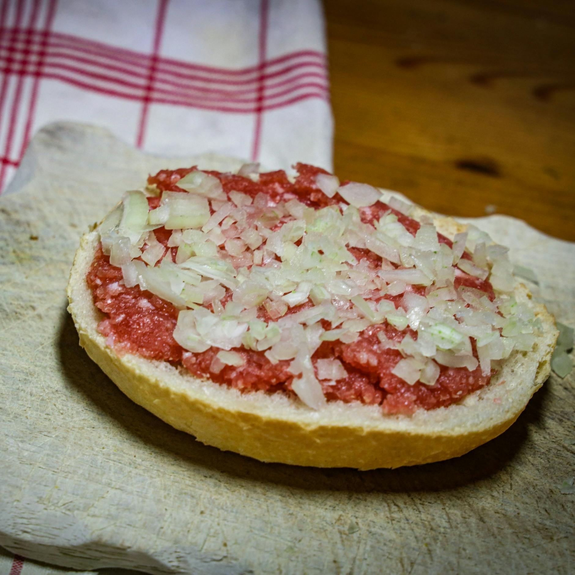 Manche essen lieber deftige Hackepeterbrötchen als süßen Kuchen. Dann brauchen sie Beratung, wenn sie doch einmal für eine Kaffeerunde einkaufen müssen. 