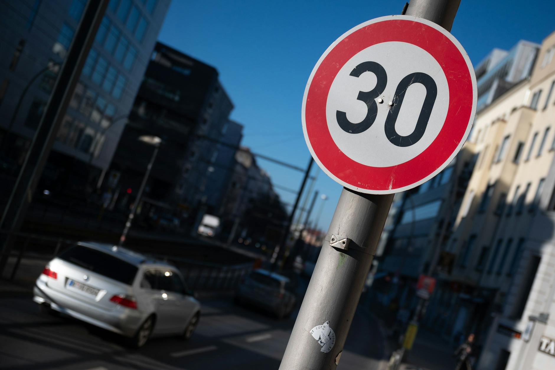 Tempo 30 in der Torstraße in Mitte. Diese Geschwindigkeitsbeschränkung gilt ganztägig. Doch auf 335 Kilometern Hauptverkehrsstraßen in Berlin ist das Tempolimit auf die Nächte beschränkt.