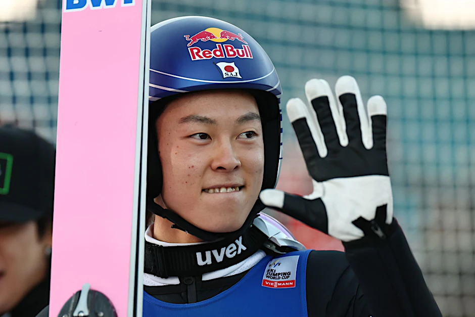 Der Japaner Ryoyu Kobayashi führt die Gesamtwertung der Vierschanzentournee an.  