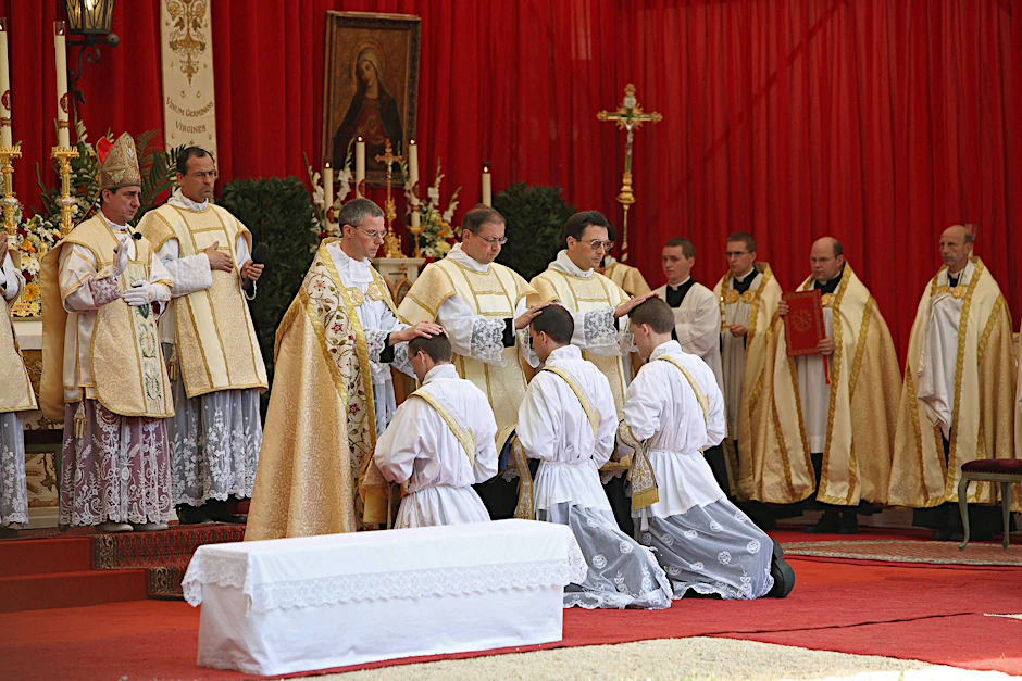 In Bayern werden drei neue Priester der&nbsp;umstrittenen Pius-Bruderschaft geweiht (Archivbild).