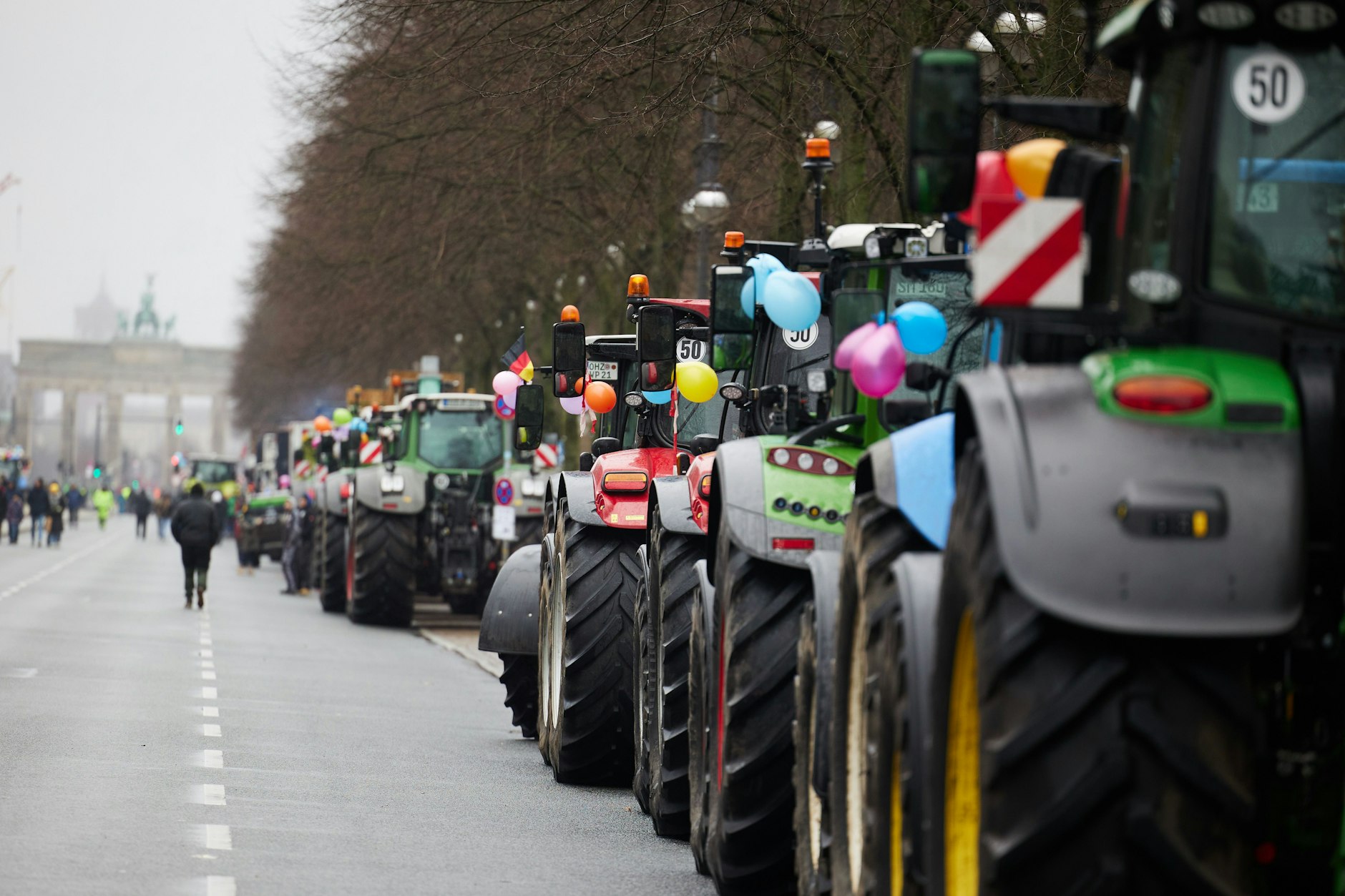 Bauern stehen mit ihren Traktoren bereits am Sonnabend auf der Straße des 17. Juni. Viele Landwirte haben sich bereits auf den Weg nach Berlin gemacht, um bei der Groß-Demonstration gegen den Abbau von Agrar-Subventionen zu demonstrieren. 