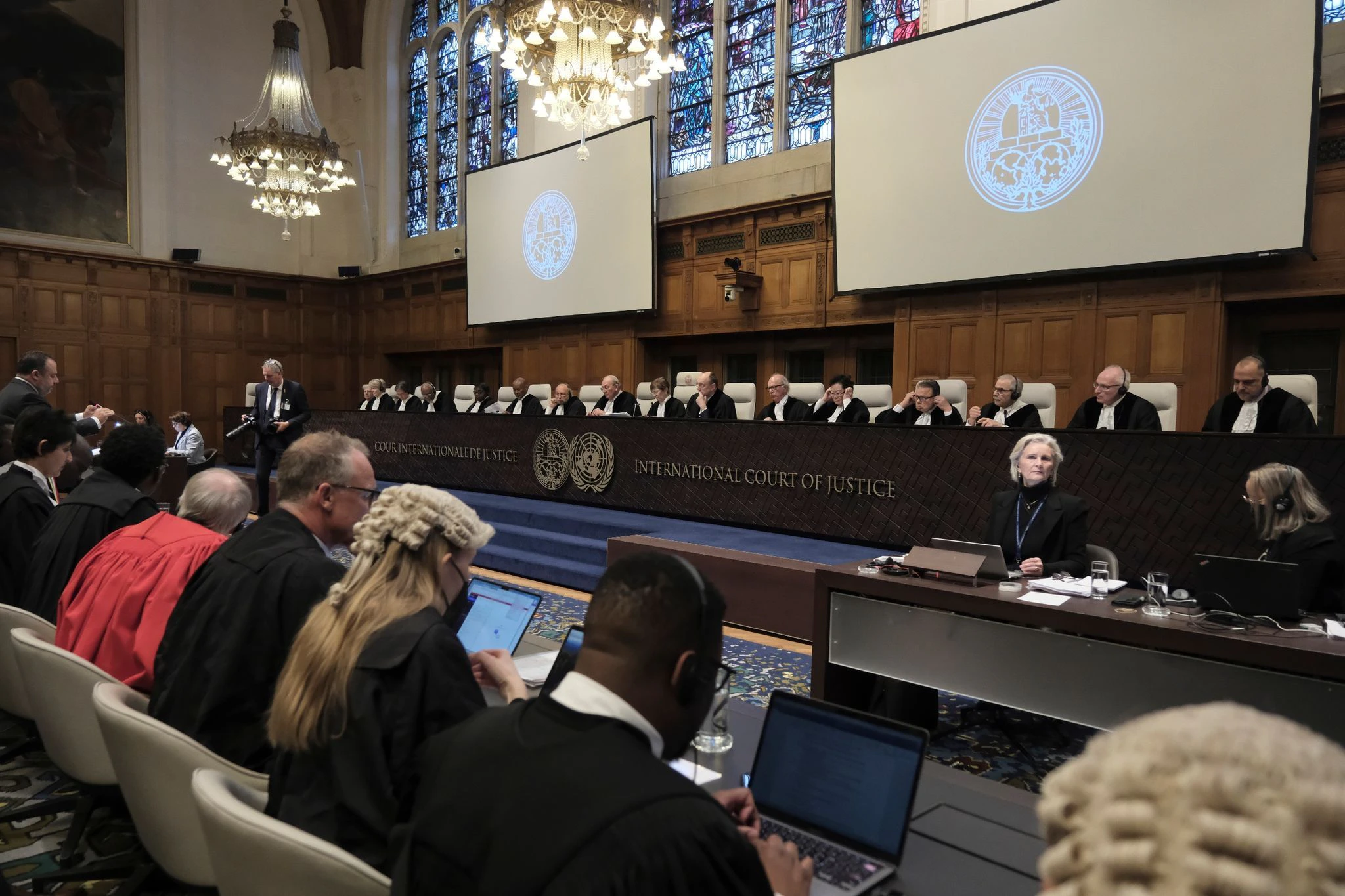 Richter und Parteien sitzen am zweiten Tag der Anhörung vor dem Internationalen Gerichtshof im Verhandlungssaal.  