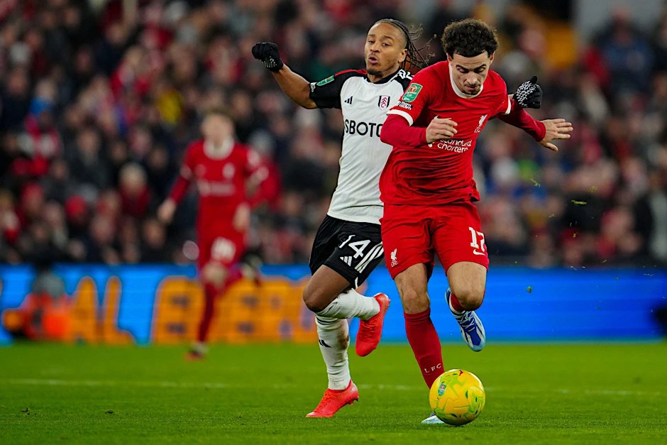 Curtis Jones (r) und seine Liverpooler konnten die Partie gegen Fulham in der zweiten Halbzeit drehen.  