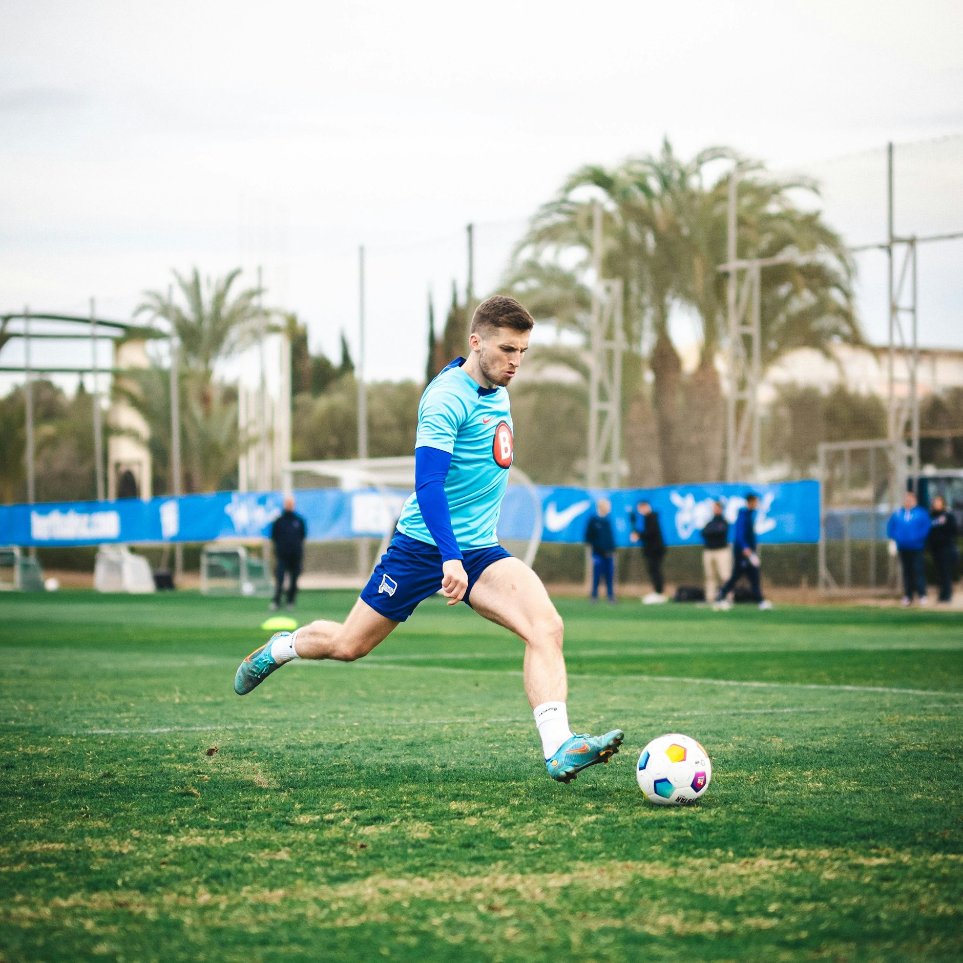Herthas rechter Außenverteidiger Jonjoe Kenny kann momentan wegen einer Muskelzerrung nicht gegen den Ball treten.