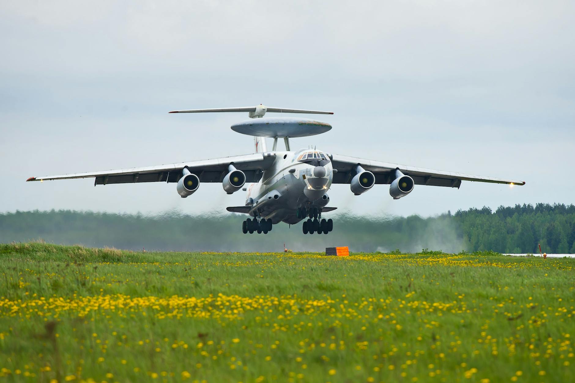 Die Berijew A-50 ist extrem selten. Russland hat nur etwa zehn Stück dieser fliegenden Kommandozentralen in Dienst. Ihr Preis soll bei einer halben Milliarde US-Dollar liegen.