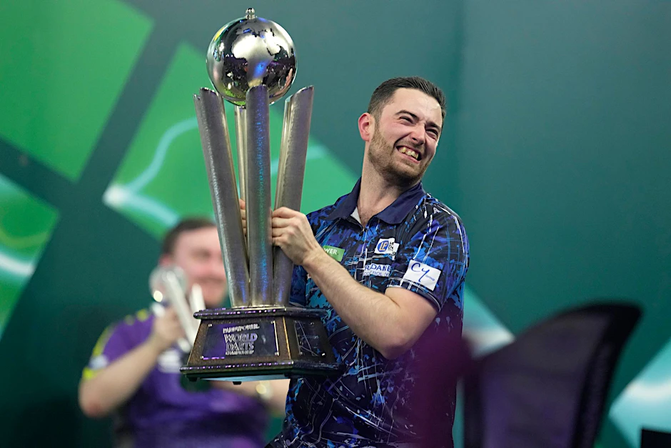 Luke Humphries krönte sich erstmals zum Weltmeister.  