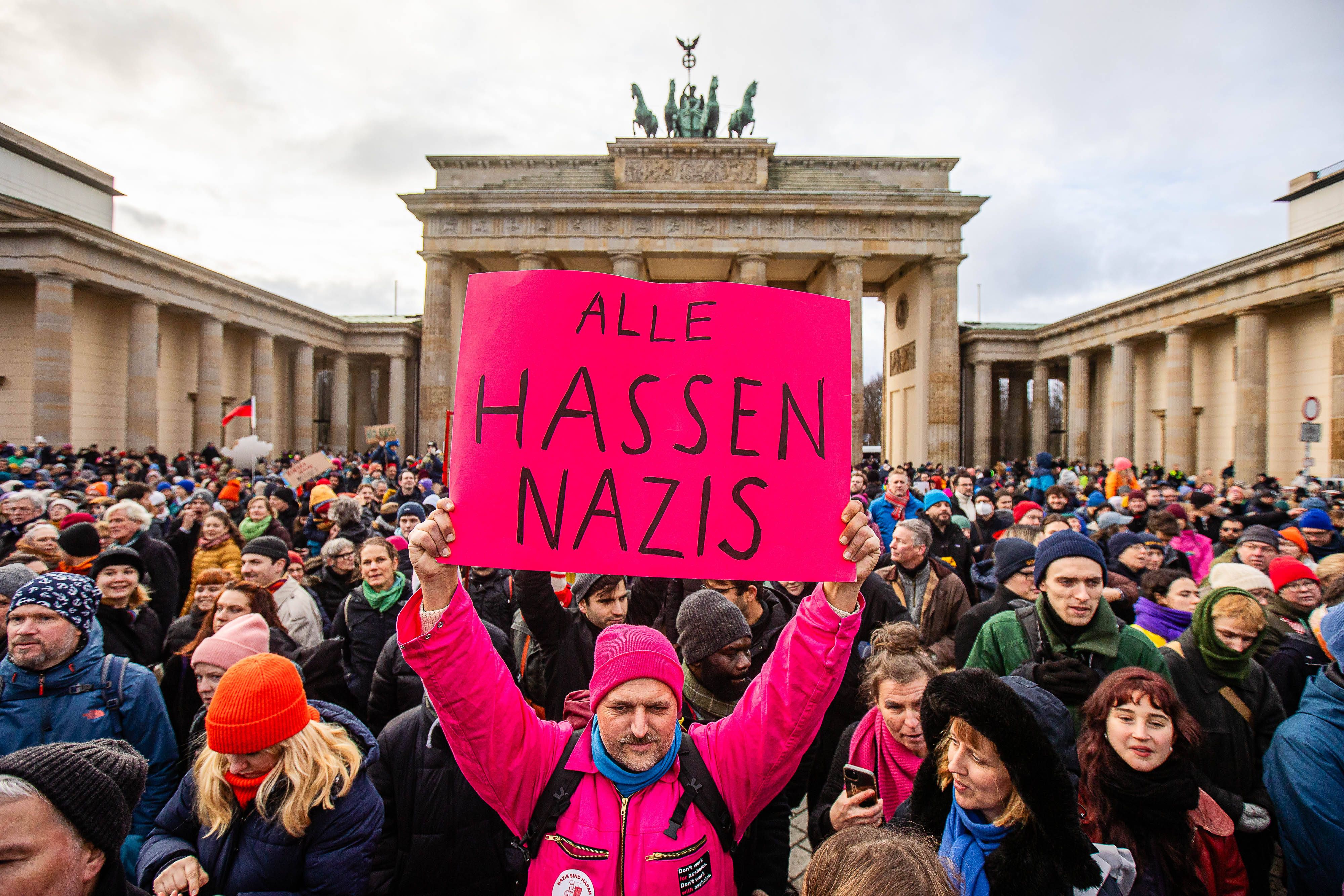 Anti-AfD-Proteste: 25.000 Menschen Bei Demonstration Gegen Rechts Am ...