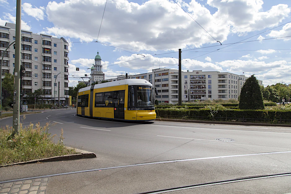 Eine Straßenbahn am Bersarinplatz in Berlin