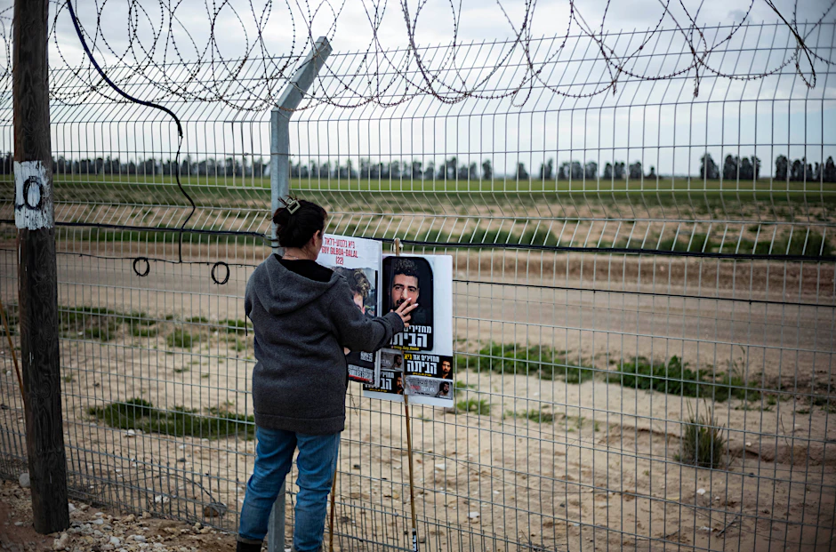 Eine Frau nimmt an der Grenze zwischen Israel und Gaza an einem Protest teil, der von den Familien der israelischen Geiseln organisiert wurde.&nbsp;