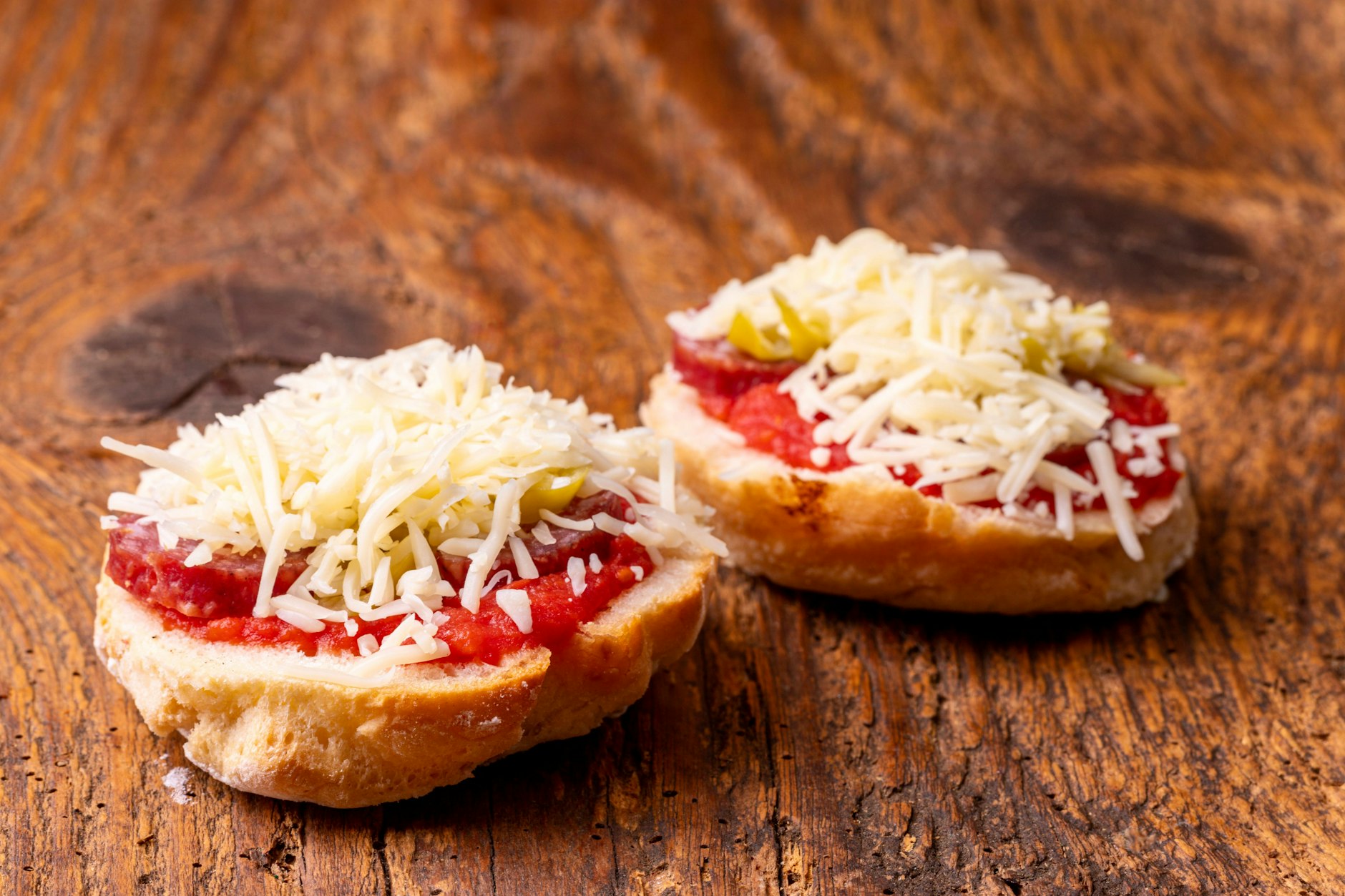 Belegt mit frischen Zutaten schmecken die Pizzabrötchen himmlisch lecker.
