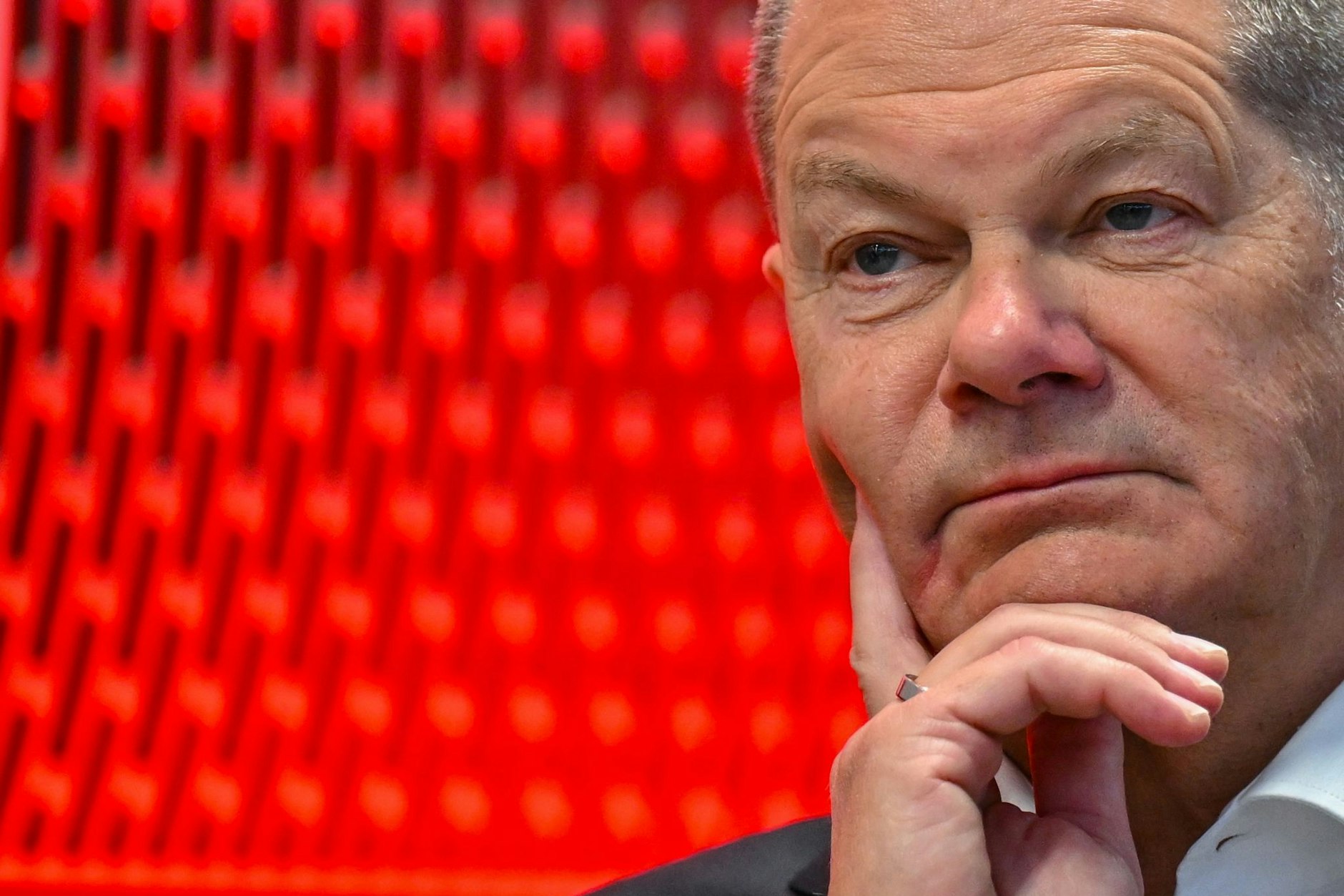Bundeskanzler Olaf Scholz stützt den Kopf, legt die Stirn in Falten. Ob das bei all dem Gegenwind reicht?