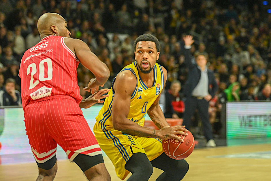 Sterling Brown (r.) war Alba Berlins bester Punktesammler beim Sieg gegen Würzburg.