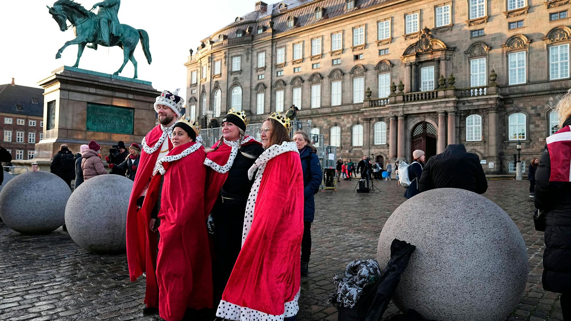 Dänische Royal-Fans warten vor Schloss Christiansborg auf das neue Königspaar.