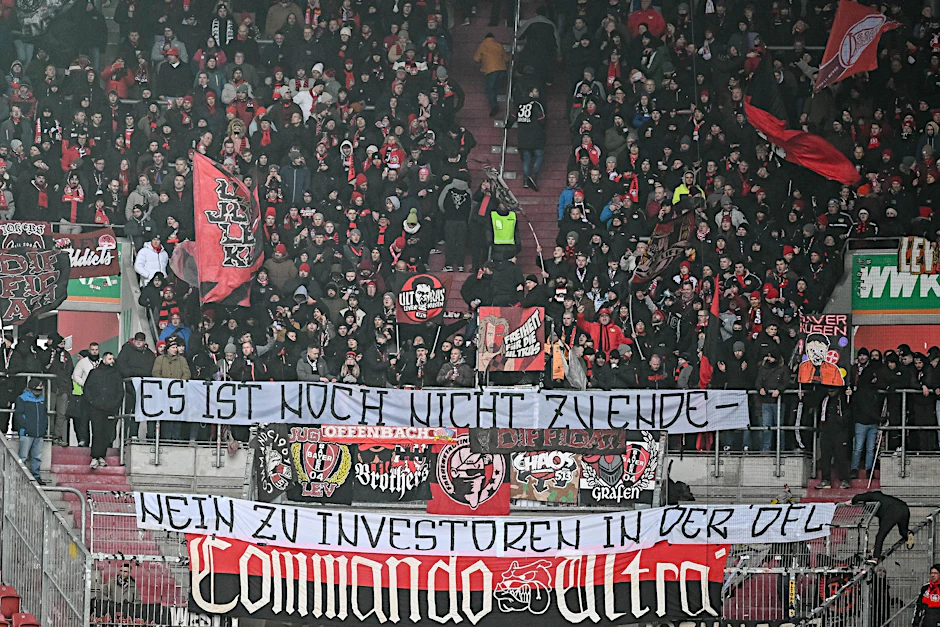 Auch beim Spiel Augsburg gegen Leverkusen gab es Spruchbänder gegen DFL-Investoren.  