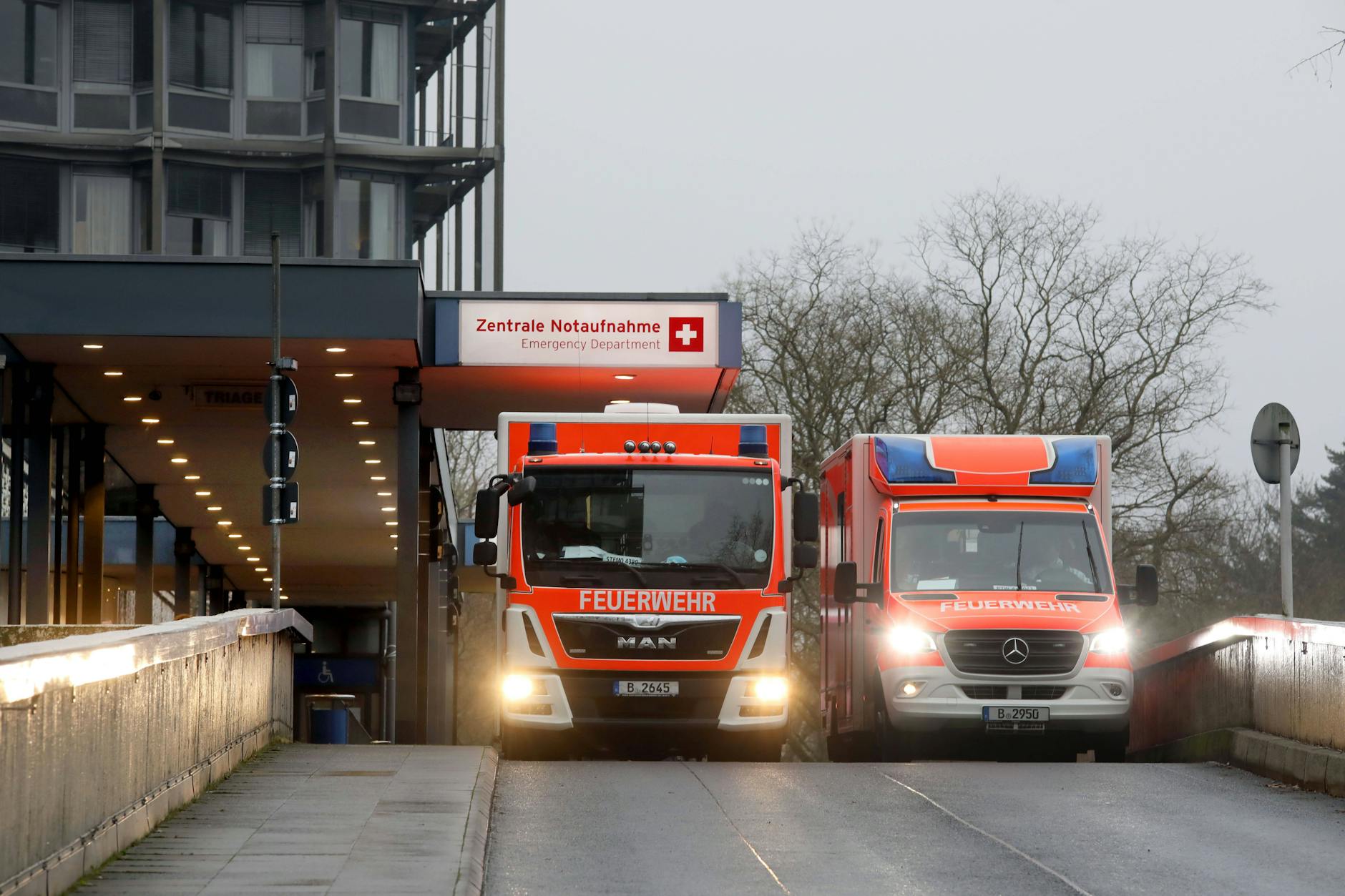 Rettungswagen stehen vor einer Berliner Notaufnahme. Wie kann Gewalt verhindert werden? 