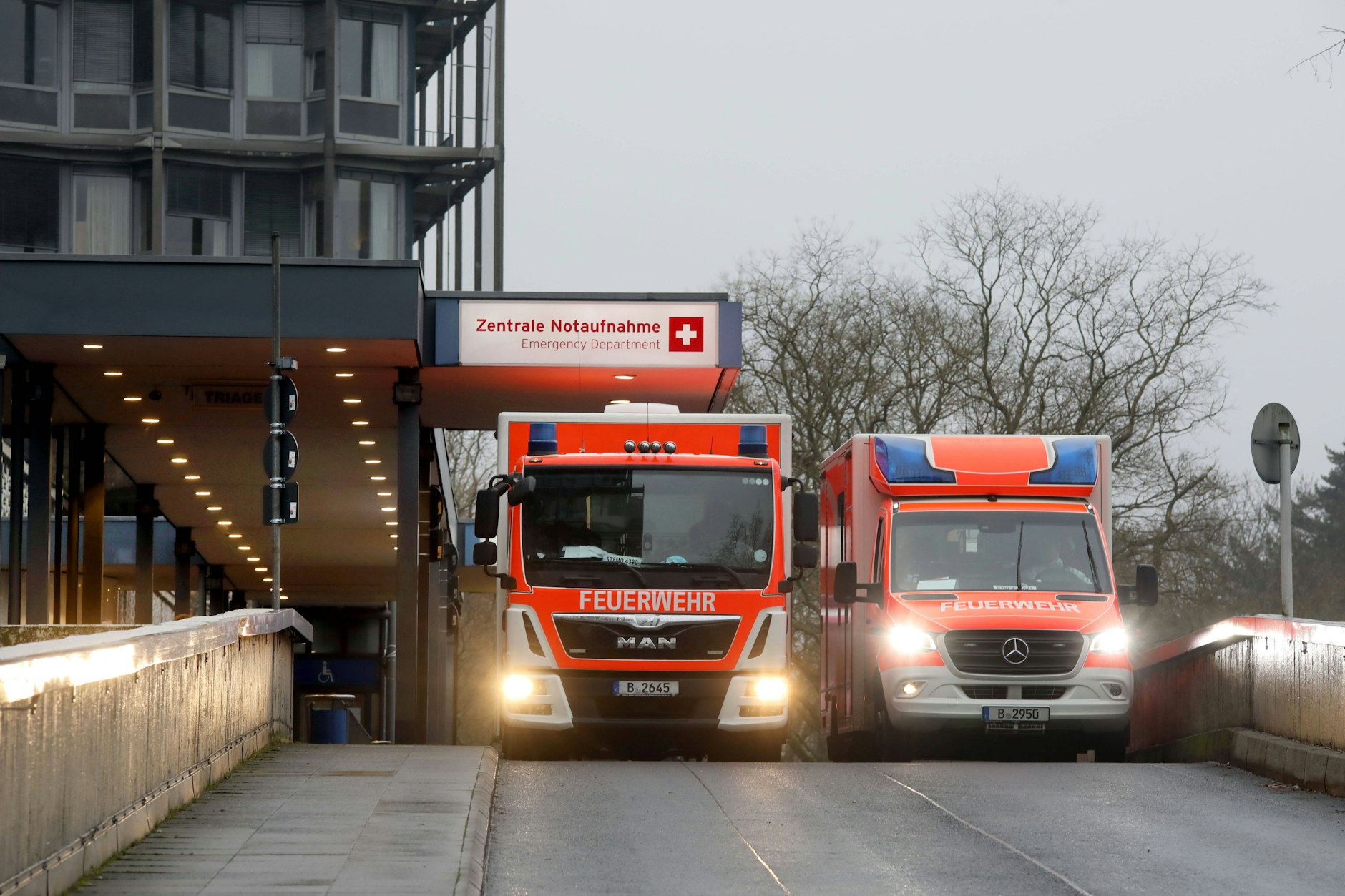 Rettungswagen stehen vor einer Berliner Notaufnahme. Wie kann Gewalt verhindert werden?&nbsp;