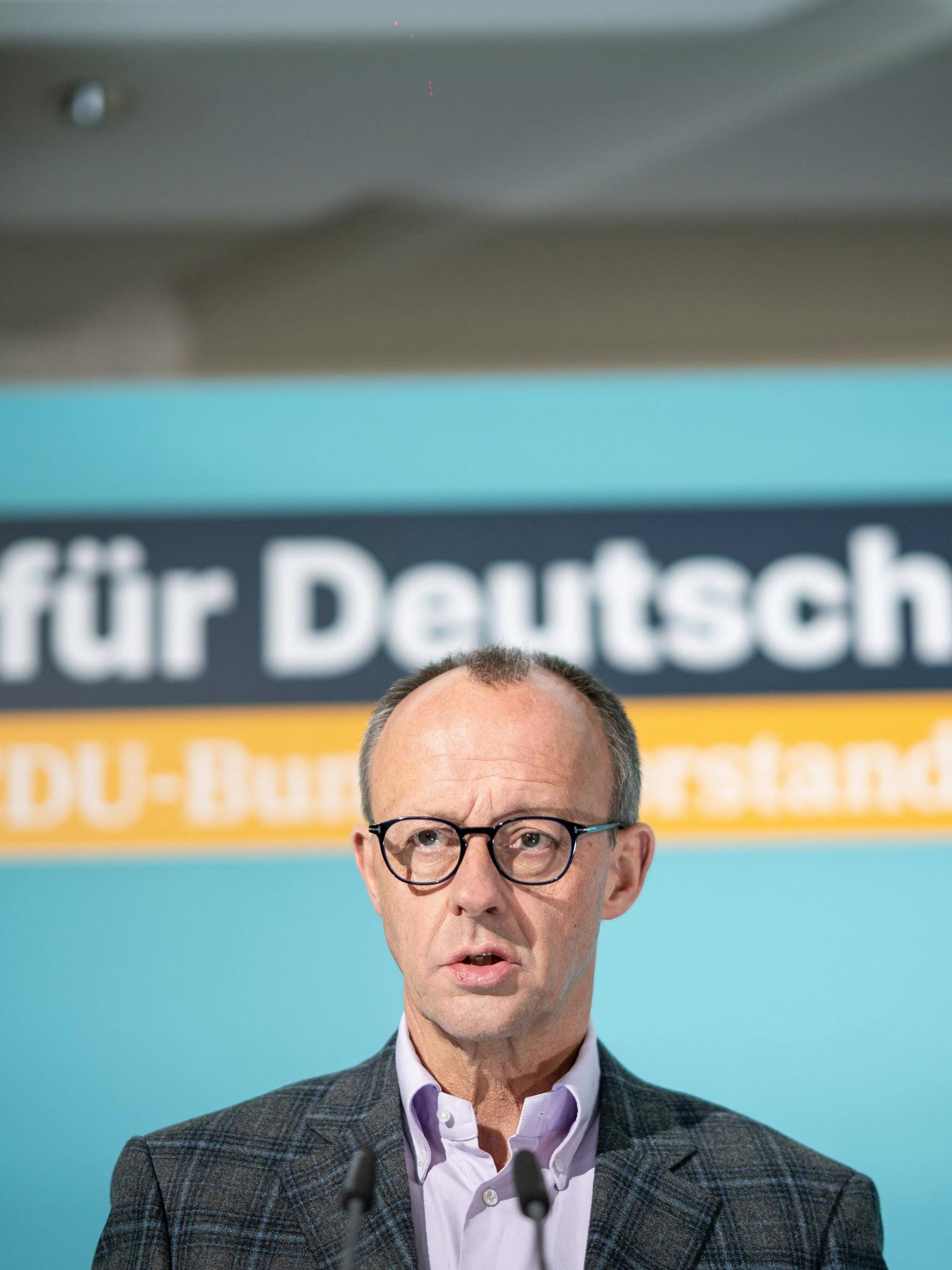 Oppositions-Chef Friedrich Merz startet mit seiner CDU den Frontalangriff auf das Kanzleramt.