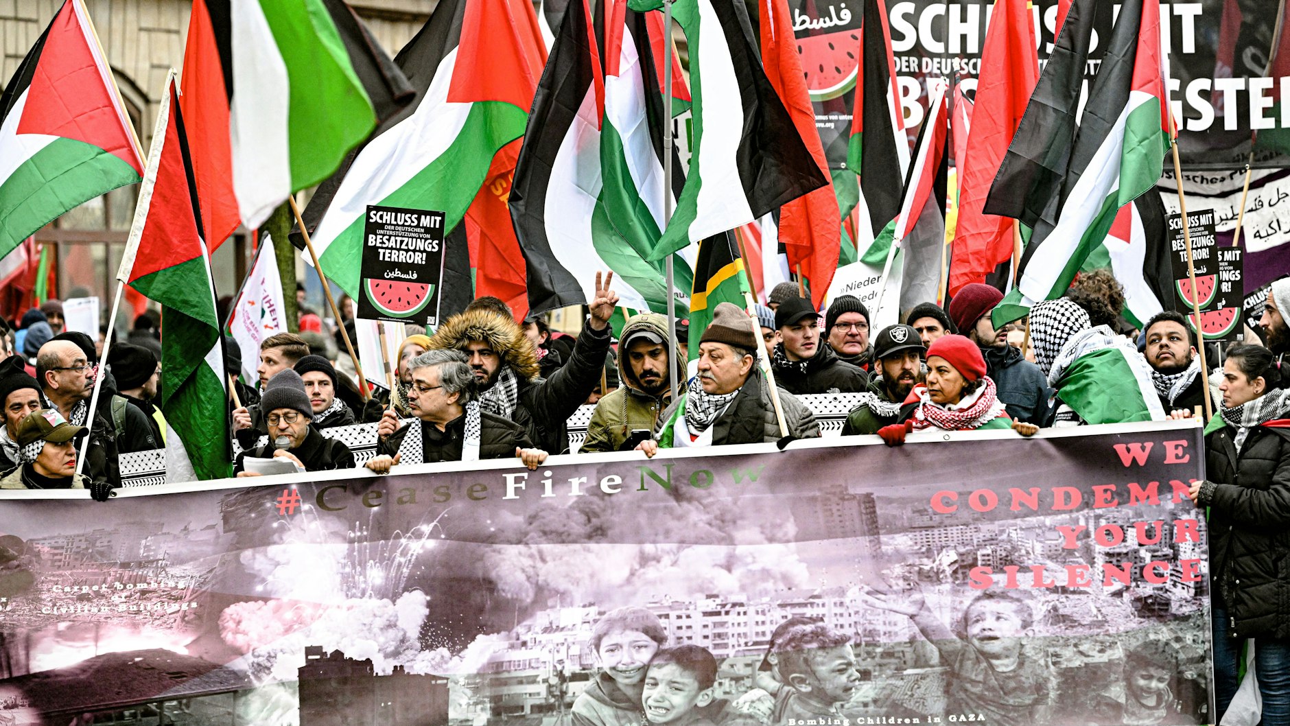 Unter den Teilnehmern waren auch viele mit propalästinensischen Plakaten und Fahnen.