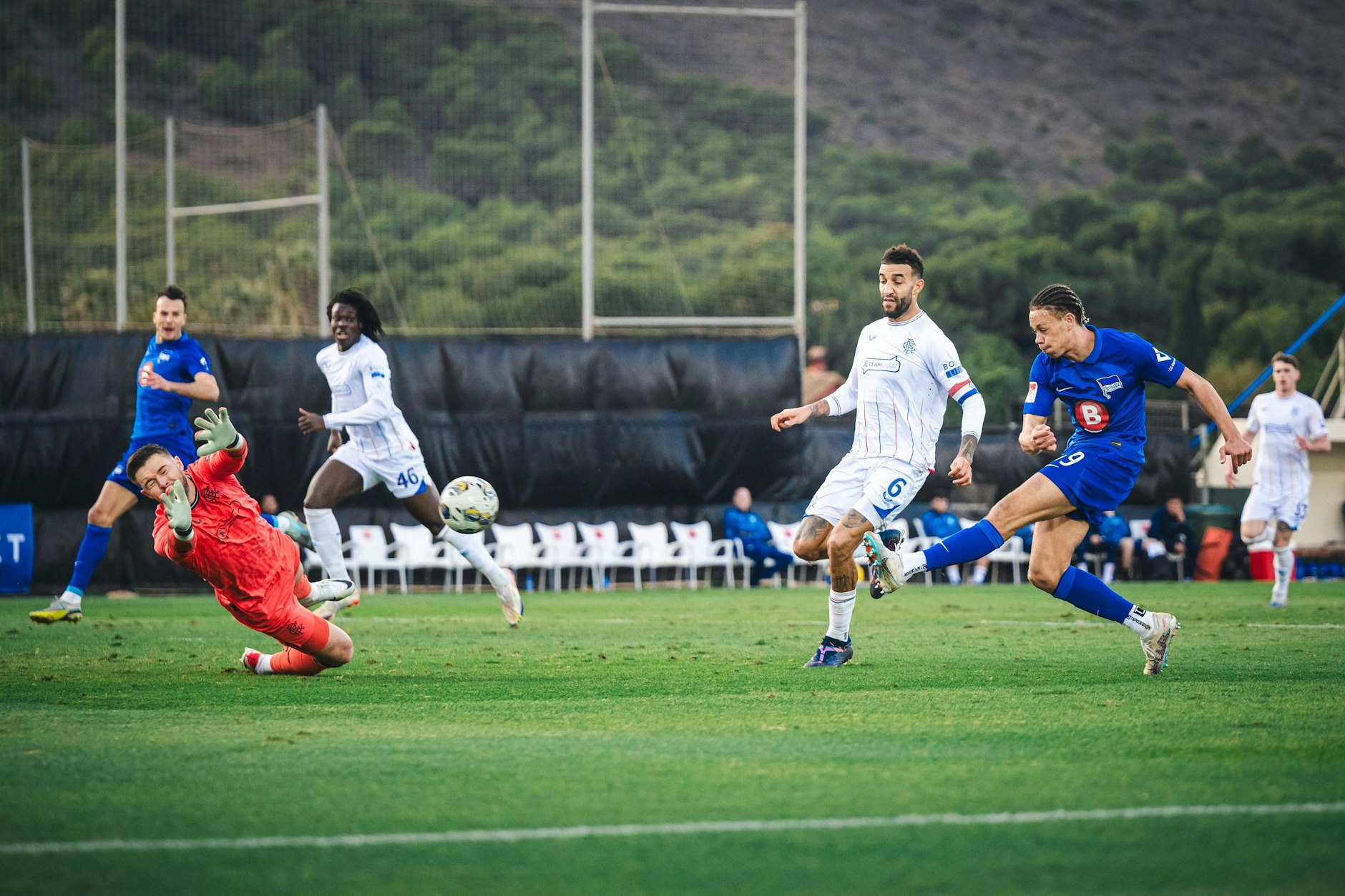 Herthas Derry Scherhant (r.) lieferte beim 1:0-Test gegen Glasgow Rangers eine gute Leistung ab.