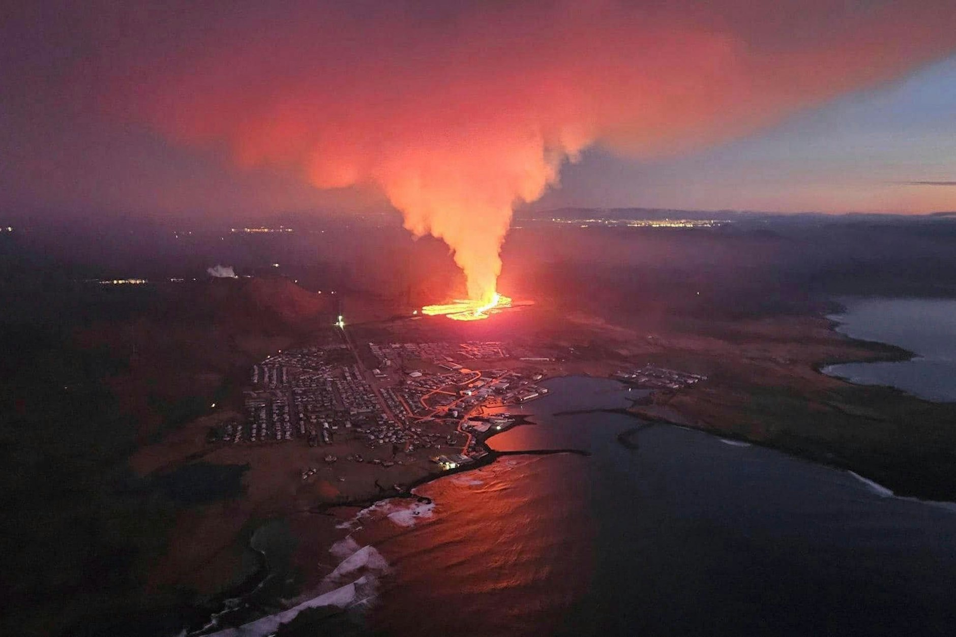 Der Lavastromdes Vulkans in Island schwappte bedrohlich in das Örtchen Grindavik.