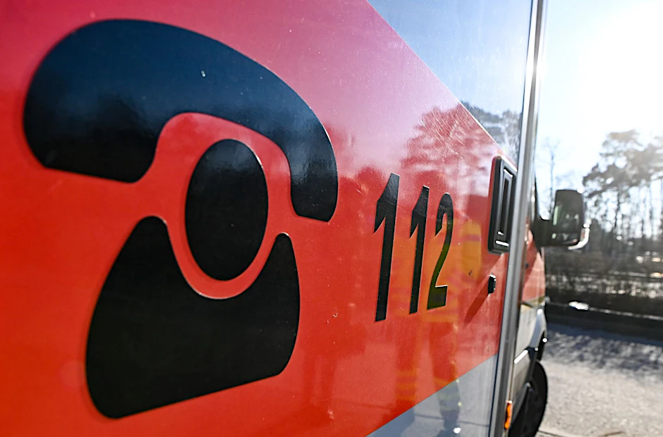 ARCHIV - Der Schriftzug 112 für die Notrufnummer steht auf einem Rettungswagen.  