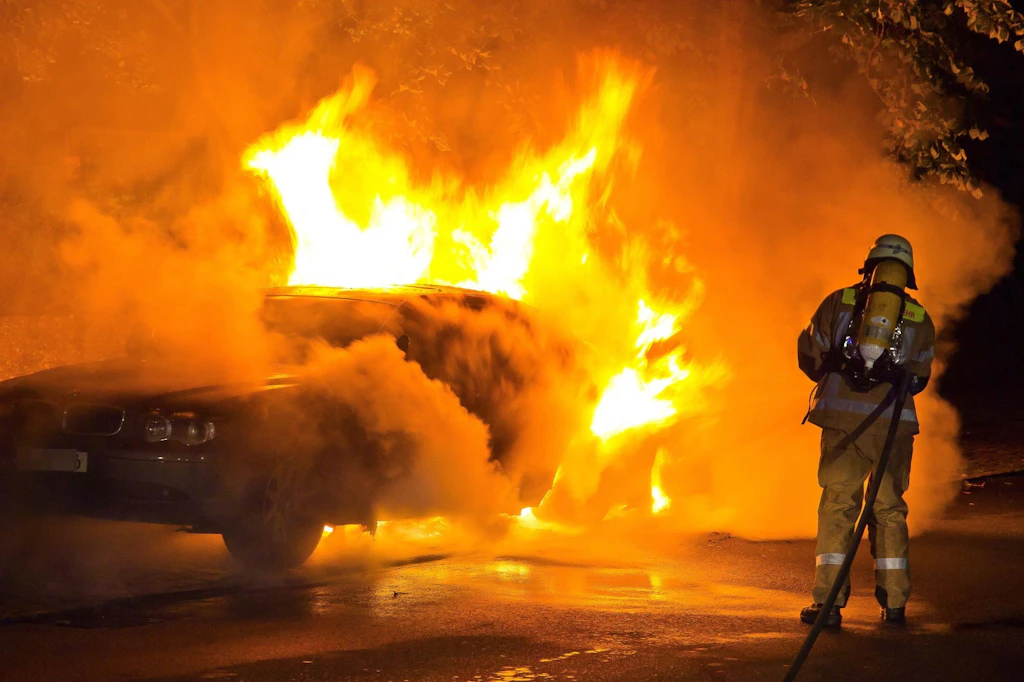 Berlin: Feuerwehr löscht mehrere brennende Autos