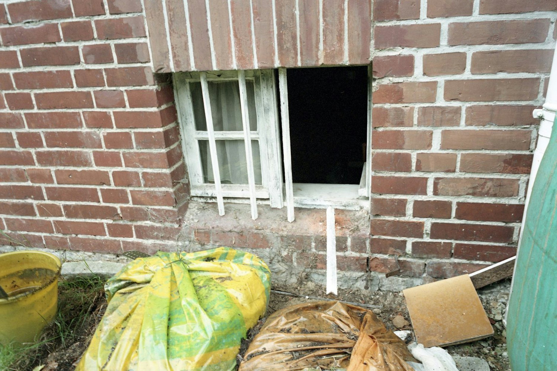 Ein geöffnetes Kellerfenster an der Rückseite des Hauses von Ella Dörrier wurde mit einem entfernten Fenstergitterstab aufgefunden.