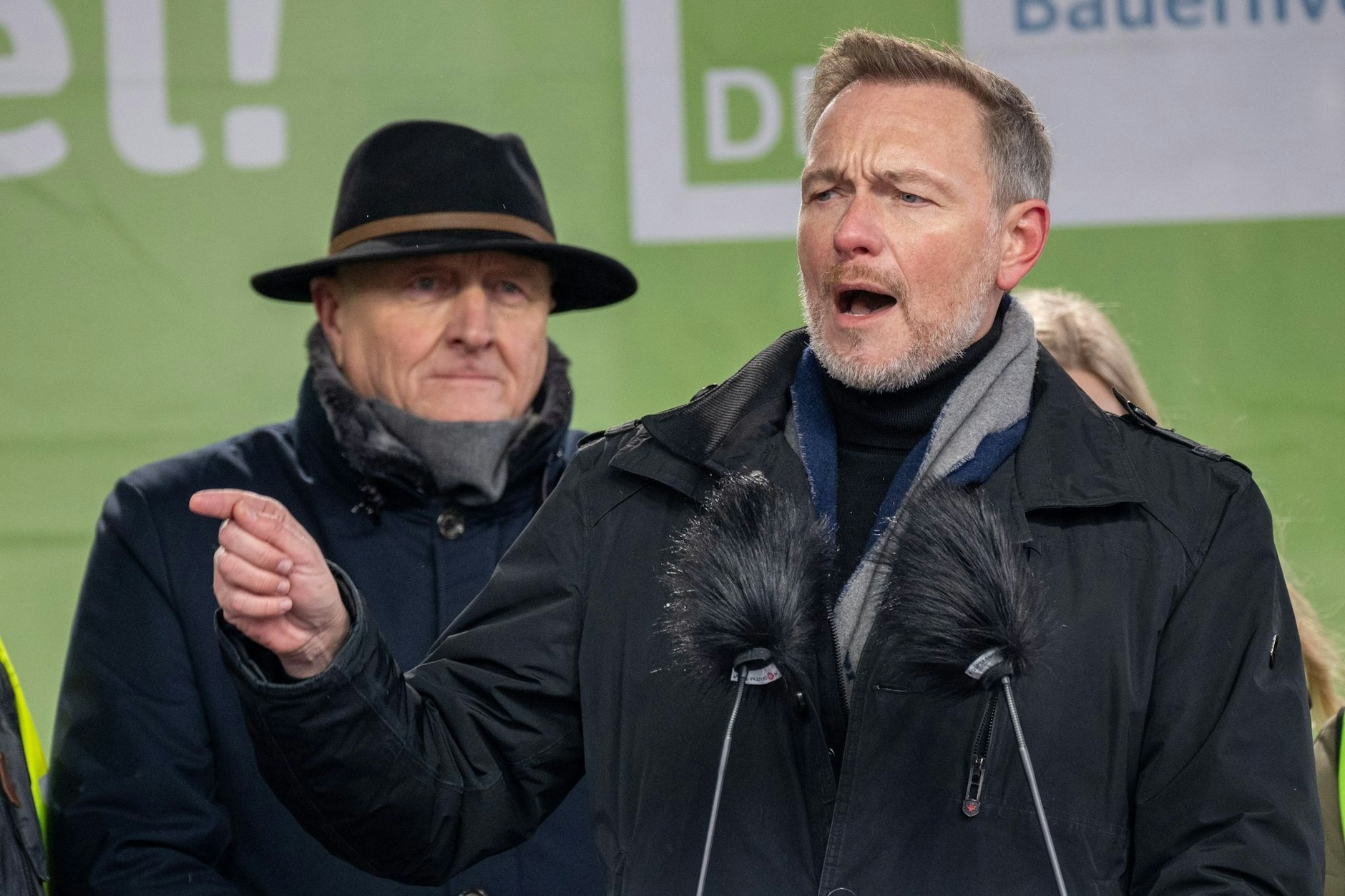 Konnte wegen des Lärms erst nach einem beschwichtigenden Appell von Bauernpräsident Joachim Rukwied (l.) das Wort ergreifen: Christian Lindner.