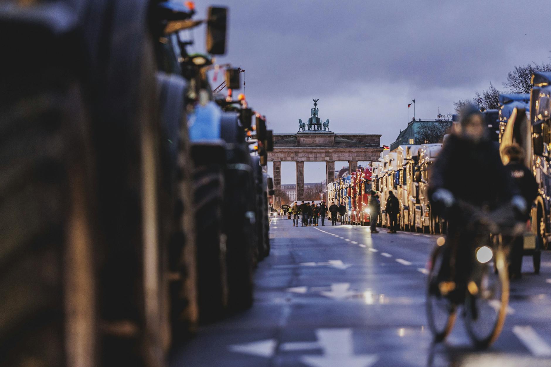 Am Brandenburger Tor ist es schon voll. Nicht alle Traktorfahrer werden dort ankommen.
