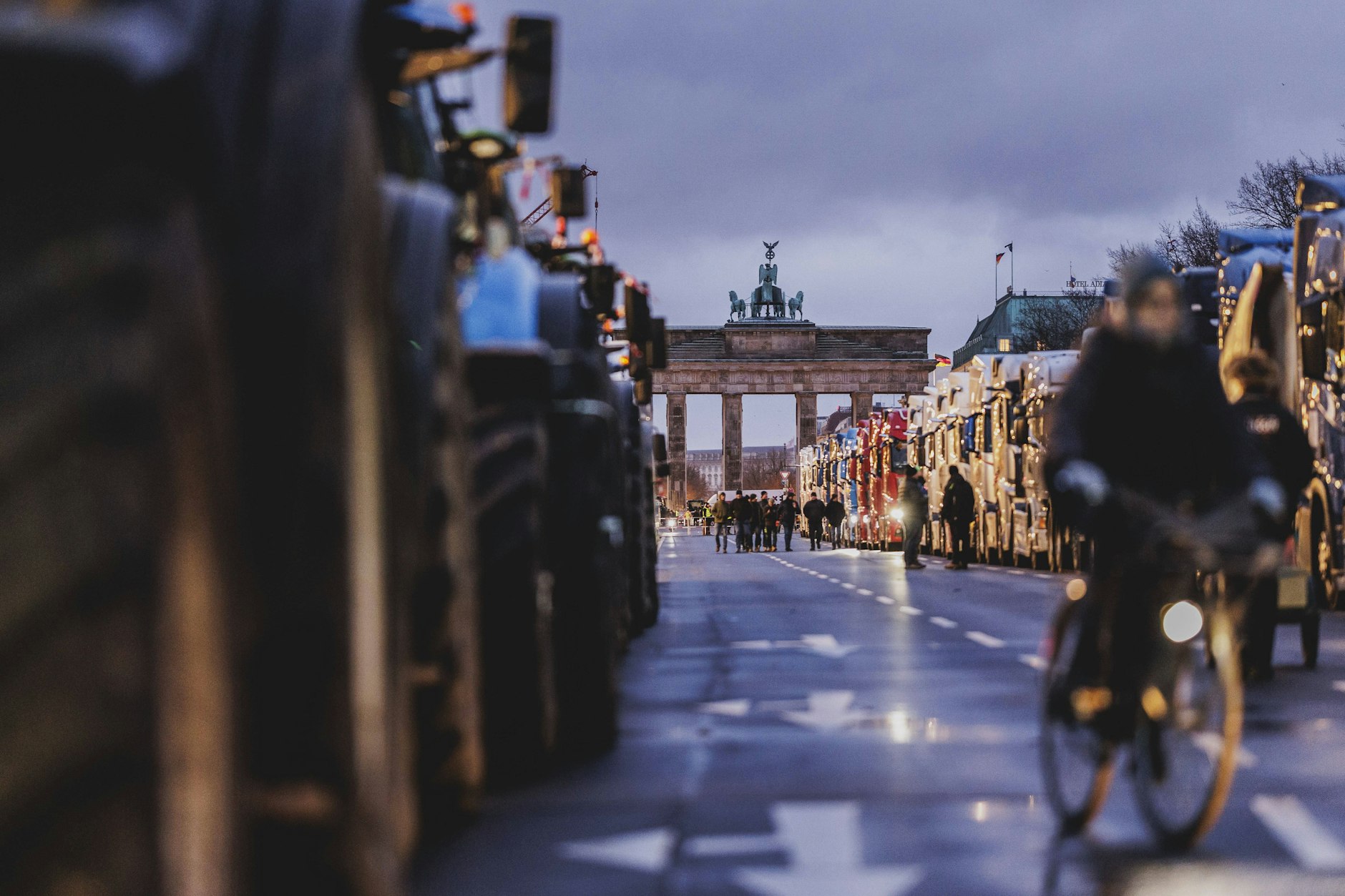Am Brandenburger Tor ist es schon voll. Nicht alle Traktorfahrer werden dort ankommen.