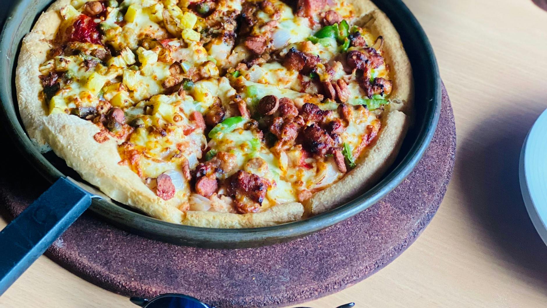 Das Rezept für Blitz-Pizza ist auch geeignet, wenn man abnehmen will. Man kann sie nach Herzenslust belegen.