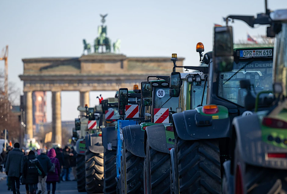 Traktoren stehen am 08.01 vor dem Brandenburger Tor auf der Straße des 17. Juni.  