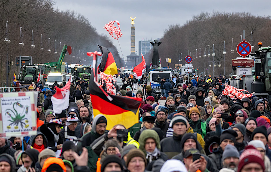 Die Bauernproteste am Montag auf der Straße des 17. Juni in Berlin