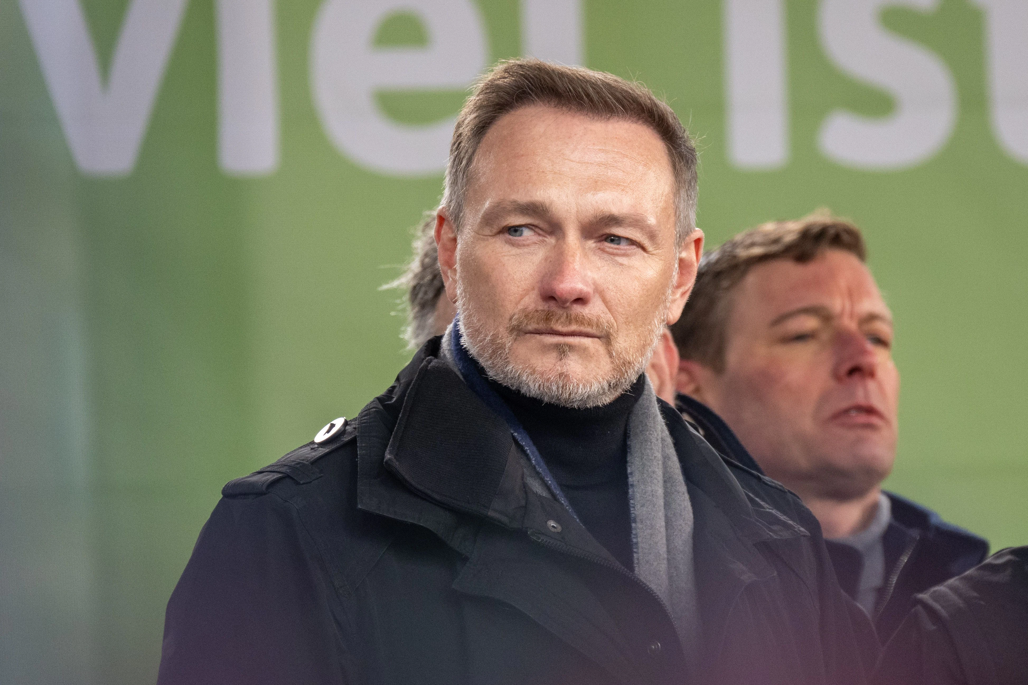 Christian Lindner (FDP), Bundesminister für Finanzen, steht während der Kundgebung auf der Bühne.