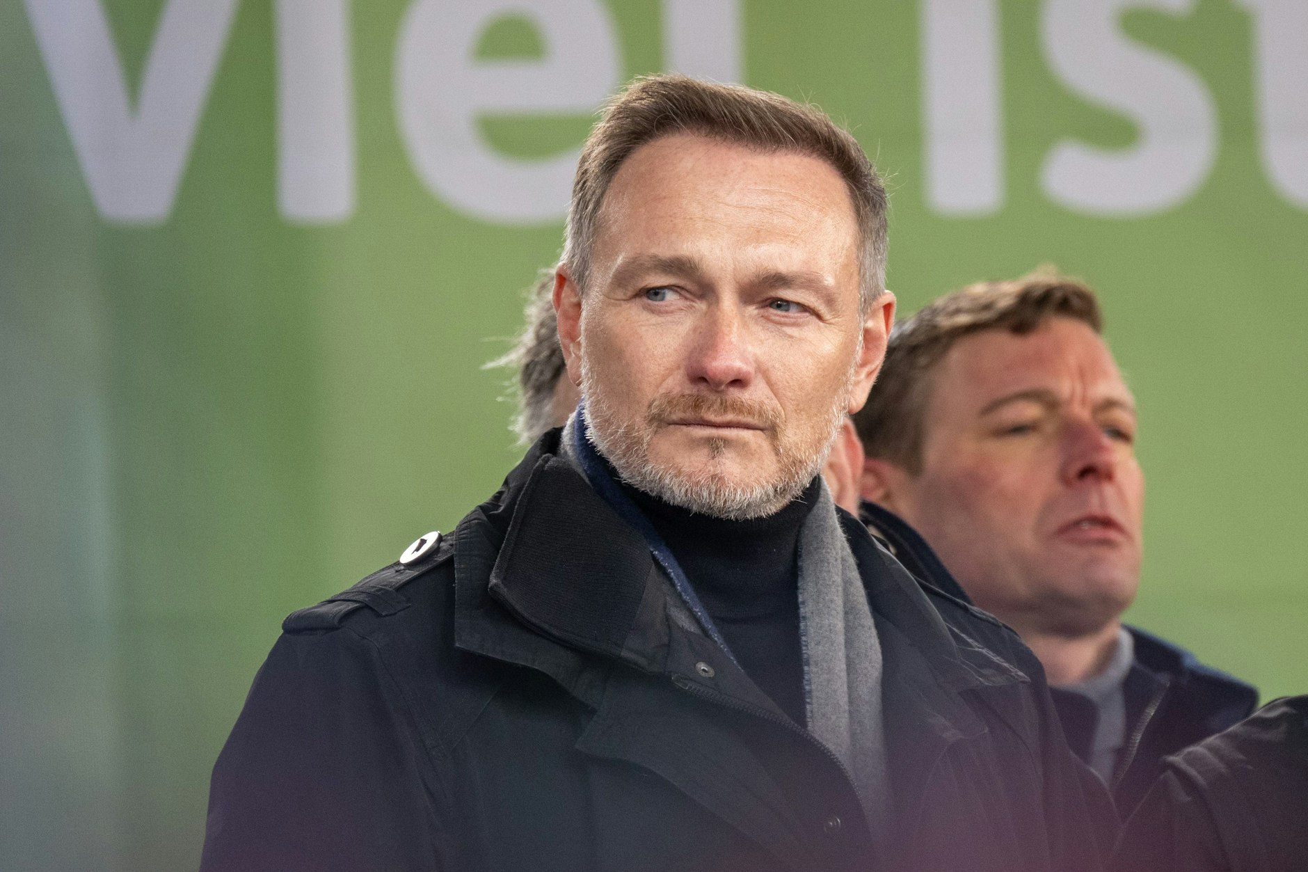 Christian Lindner (FDP), Bundesminister für Finanzen, steht während der Kundgebung auf der Bühne.