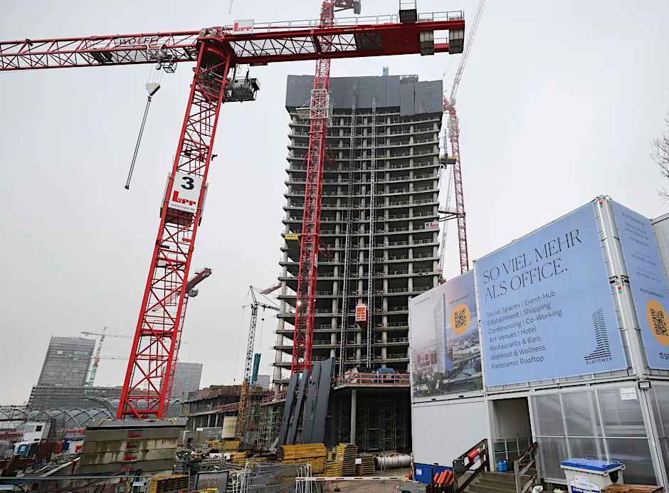Auf der Baustelle des Elbtowers in Hamburg ruhen wegen Finanzproblemen der Signa Holding seit Oktober die Arbeiten.&nbsp;