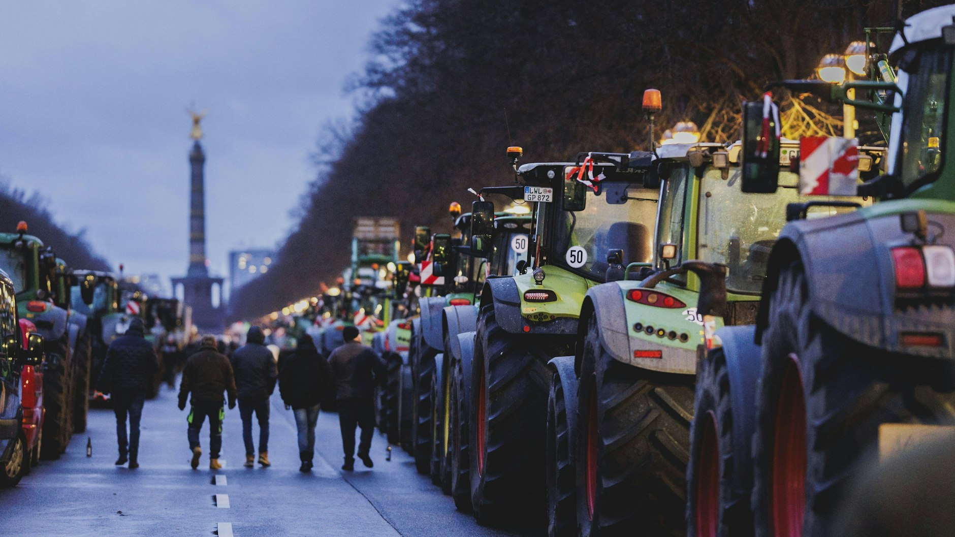 Ein Traktor reiht sich an den nächsten.