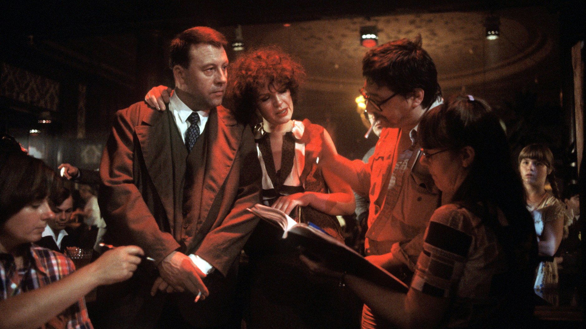 Günter Lamprecht (als Franz Biberkopf, l.) und Elisabeth Trissenaar (M.) bei einer Besprechung mit Regisseur Rainer Werner Fassbinder (2.v.r.) während der Dreharbeiten zu „Berlin Alexanderplatz“.