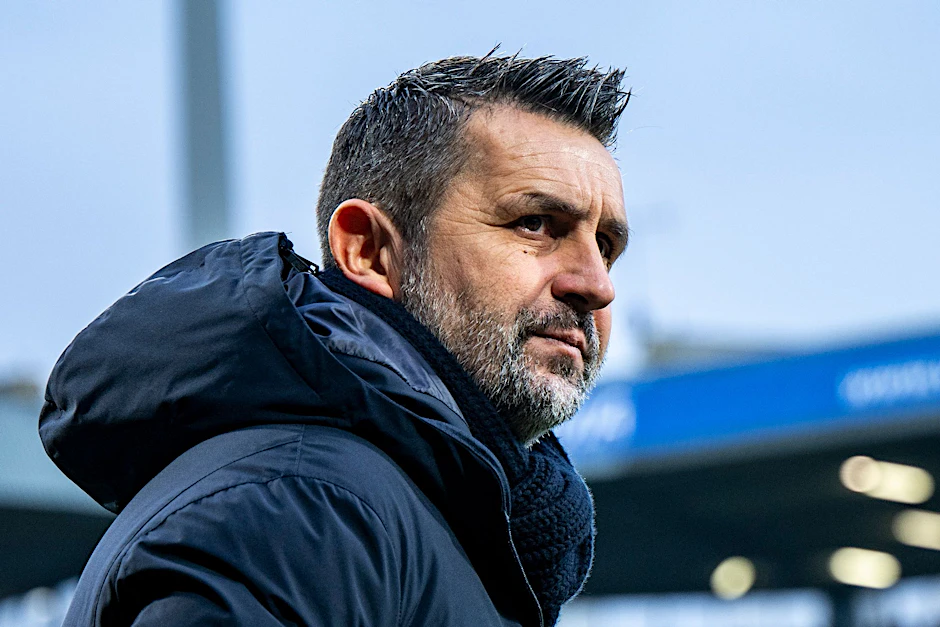 ARCHIV - Berlins Trainer Nenad Bjelica betritt das Stadion.  