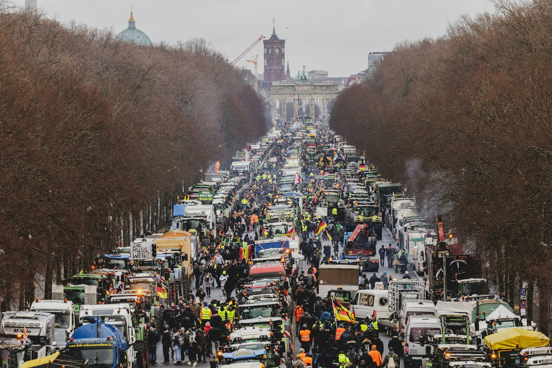 Bei den Bauernprotesten in Berlin blockieren tausende Bauern die Straßen.