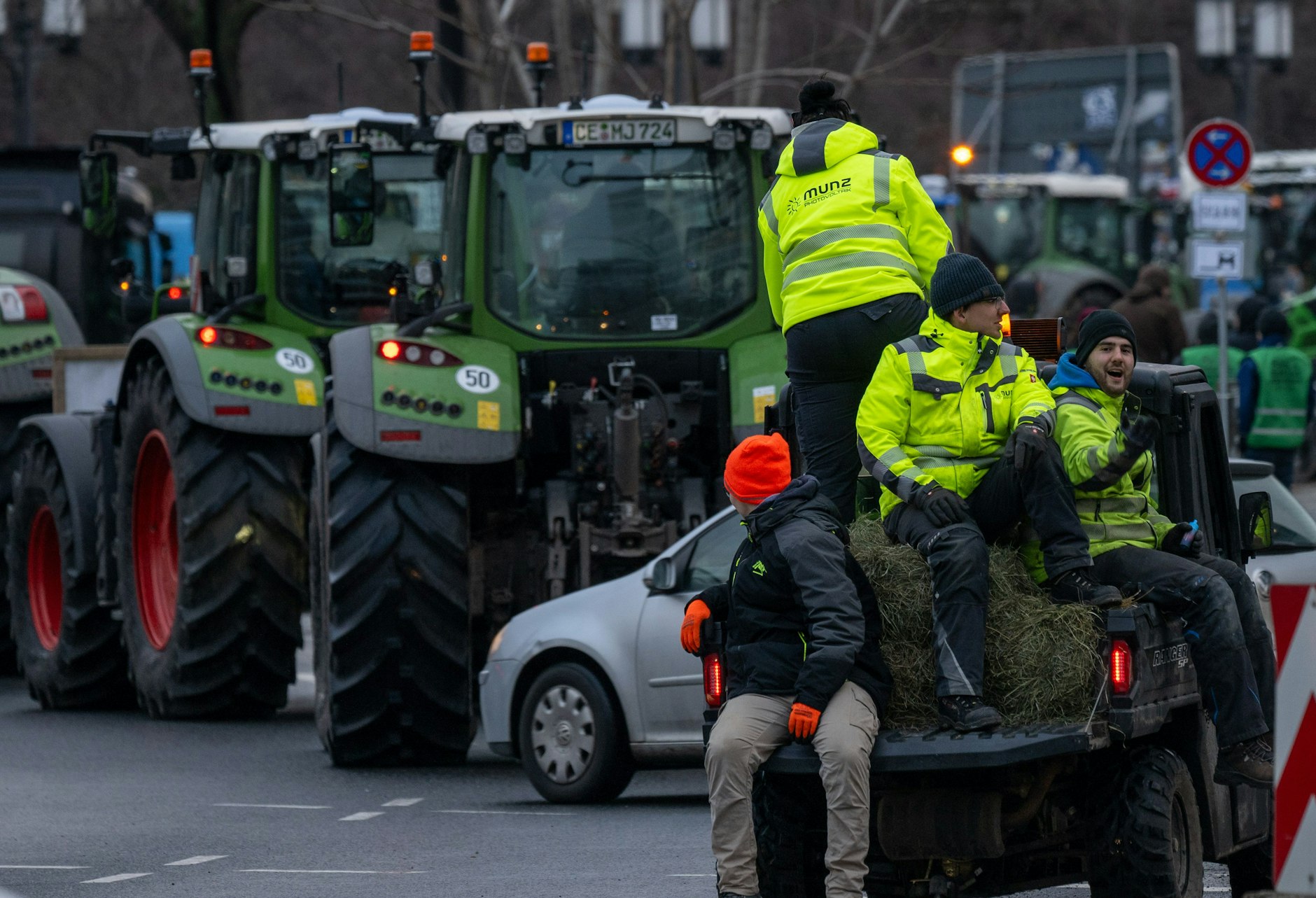 Bauern fahren mit Traktoren und Geländewagen über den Ernst-Reuter-Platz in Richtung Siegessäule.