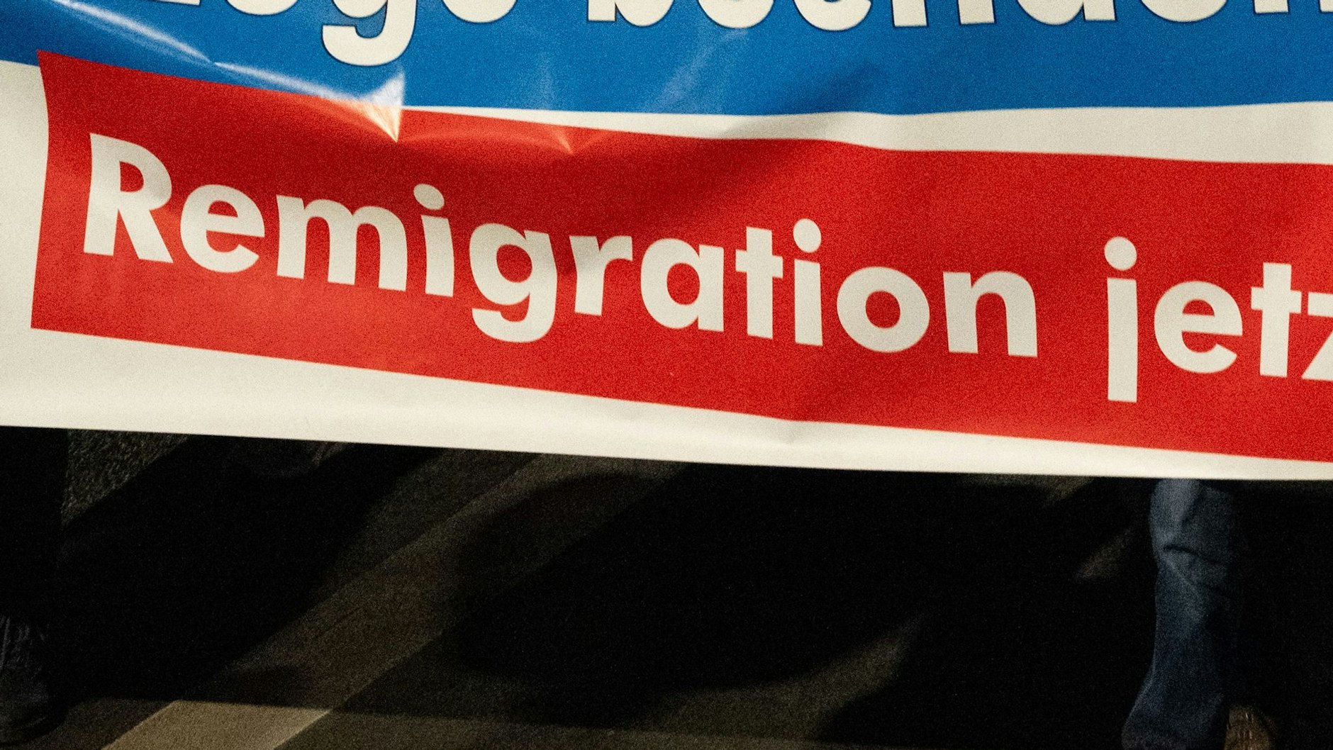 Das Wort „Remigration“ konnte man im vergangenen Jahr häufig auf rechtsextremen Demonstrationen sehen und hören.
