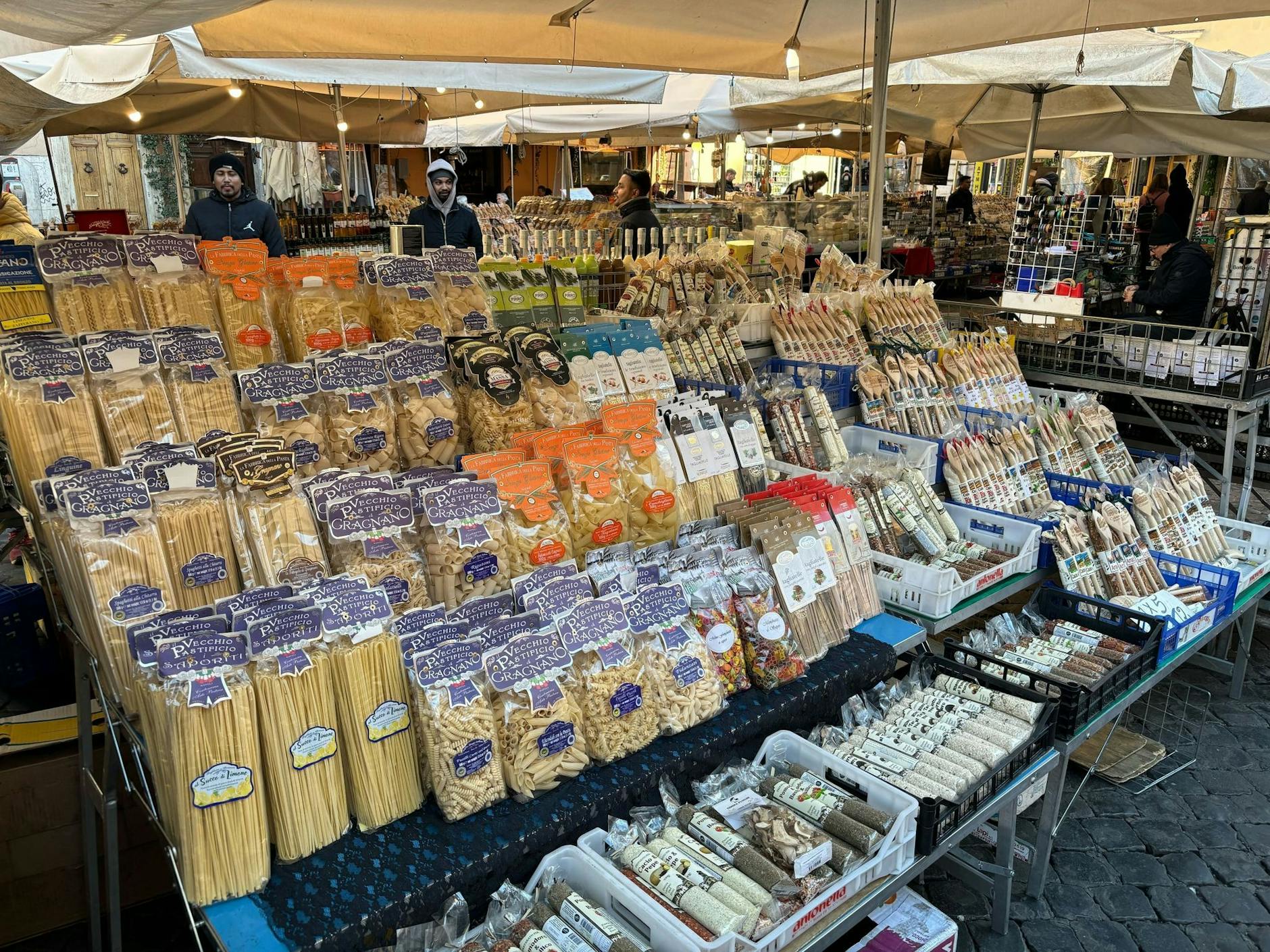 Markt in Rom: Verschiedene Nudelsorten werden auf dem Campo de' Fiori angeboten.