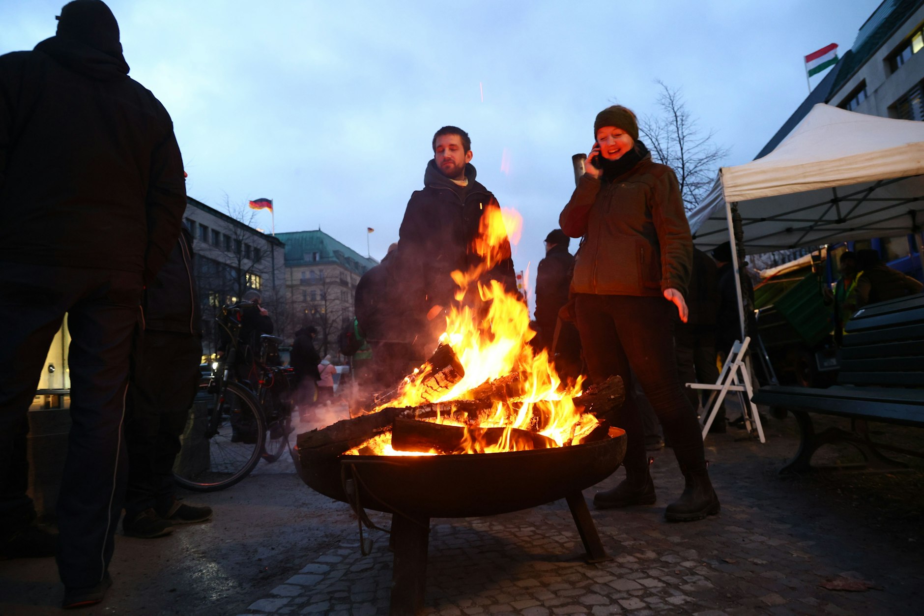 Es ist kalt in Berlin vor Beginn der Großdemo.