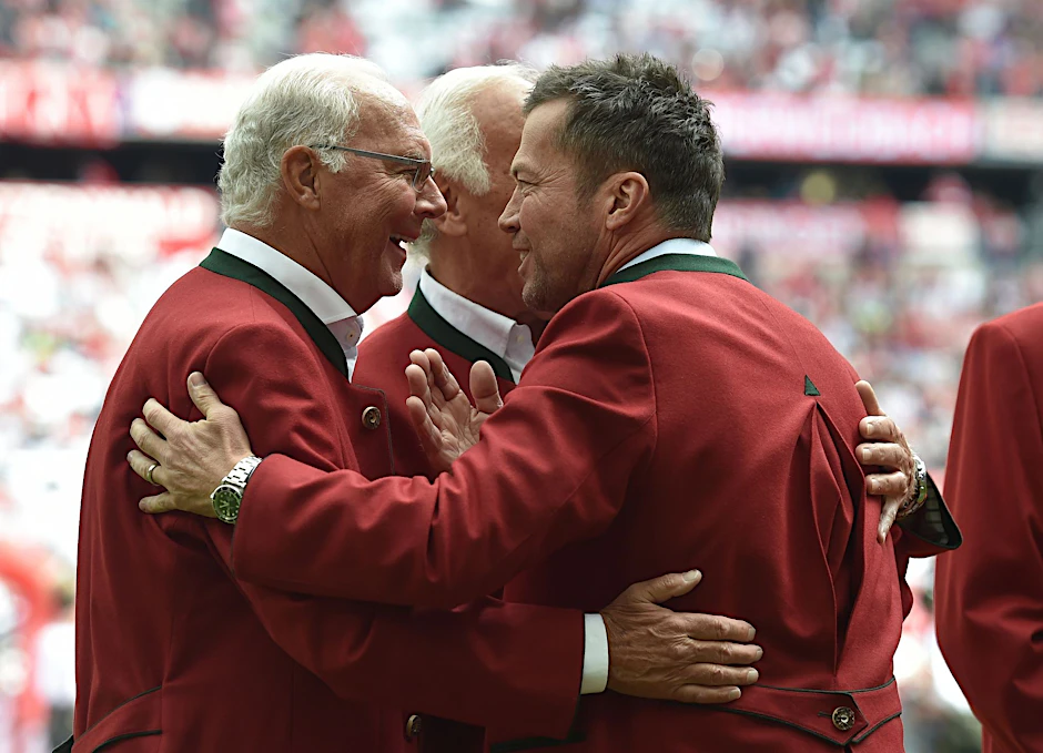 ARCHIV - Die früheren Fußball-Weltmeister: Franz Beckenbauer (l) und Lothar Matthäus.  