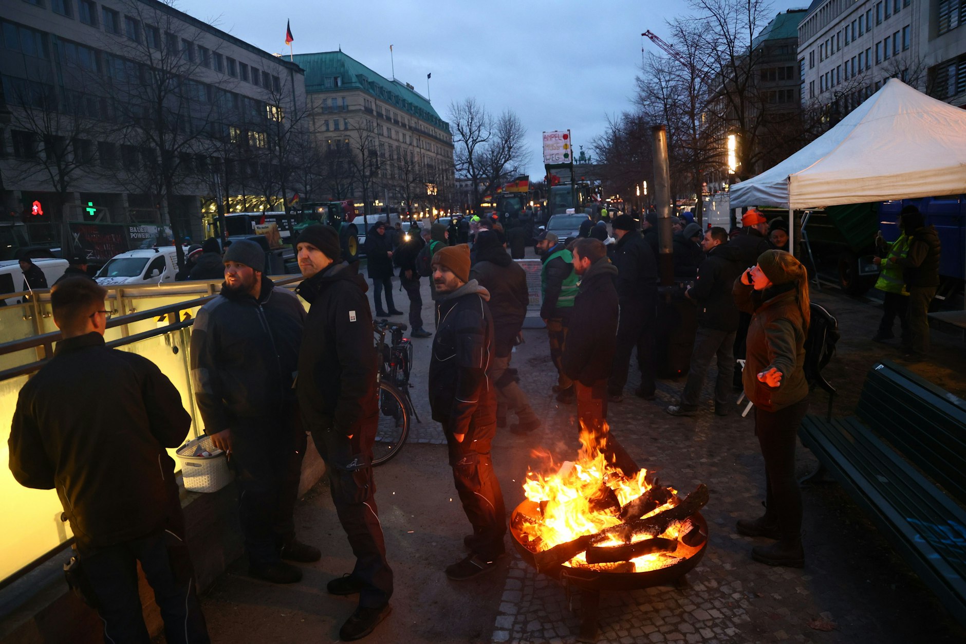 Die Protestteilnehmer wärmen sich am Montagmorgen vor Beginn der Großdemo in Berlin.