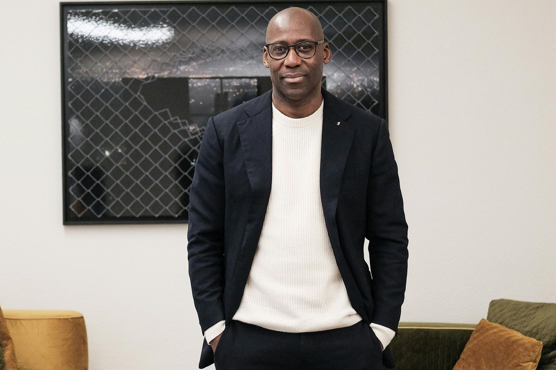 Berlins Kultursenator Joe Chialo in seinem Büro in der Brunnenstraße. Hier bleibt er nun, statt ins Kanzleramt zu ziehen.